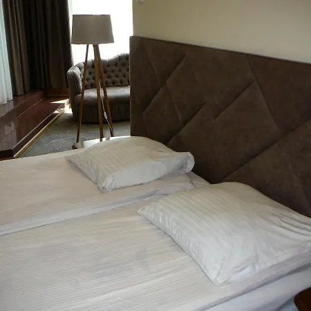 Eduard 3* אוזהורוד