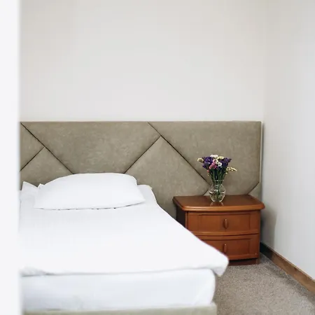 Eduard 3* אוזהורוד